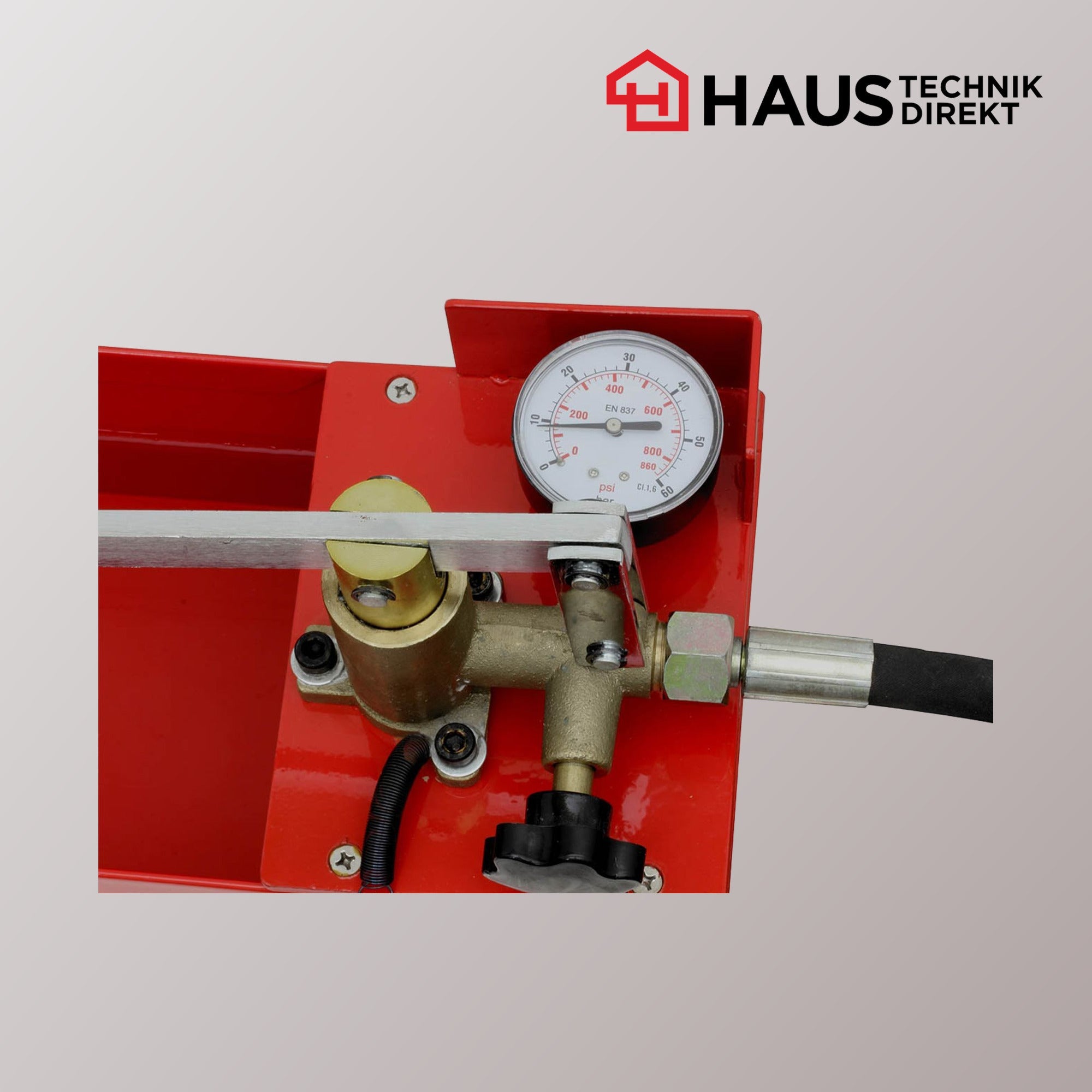 Detailansicht der Prüfpumpe mit Manometer, Absperrhahn und Messingarmatur
